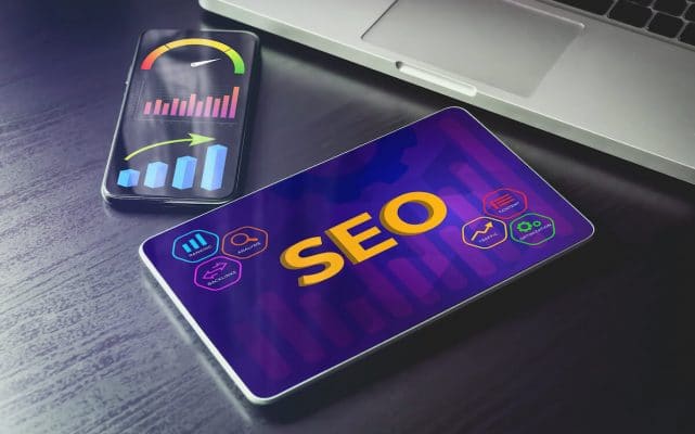 Có câu nói rằng bạn đừng bao giờ đánh giá một cuốn sách qua bìa của nó. Đó là tất cả những gì một cuốn sách có để thu hút sự chú ý của mọi người, tương tự như với tiêu đề (title) và thẻ mô tả (meta descripton).