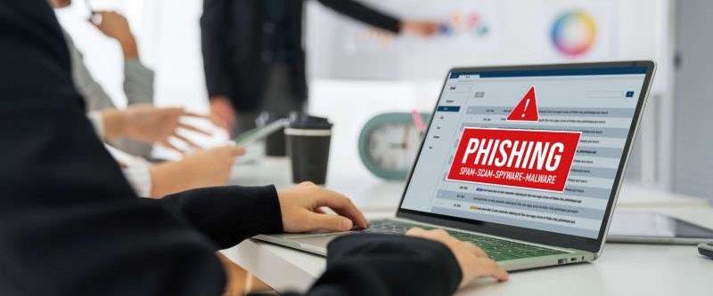 Trong thời đại số ngày nay, internet đã trở thành một phần thiết yếu trong cuộc sống hàng ngày của chúng ta. Tuy nhiên, khi chúng ta ngày càng phụ thuộc vào các nền tảng trực tuyến, chúng ta cũng tự đặt mình vào nhiều nguy hiểm trực tuyến khác nhau. Một mối đe dọa đặc biệt nguy hiểm là phishing (còn gọi là lừa đảo trực tuyến), một loại tội phạm hoạt động trên mạng có thể đánh cắp danh tính, tài sản trực tuyến của bạn và gây ra các hậu quả nghiêm trọng khác.